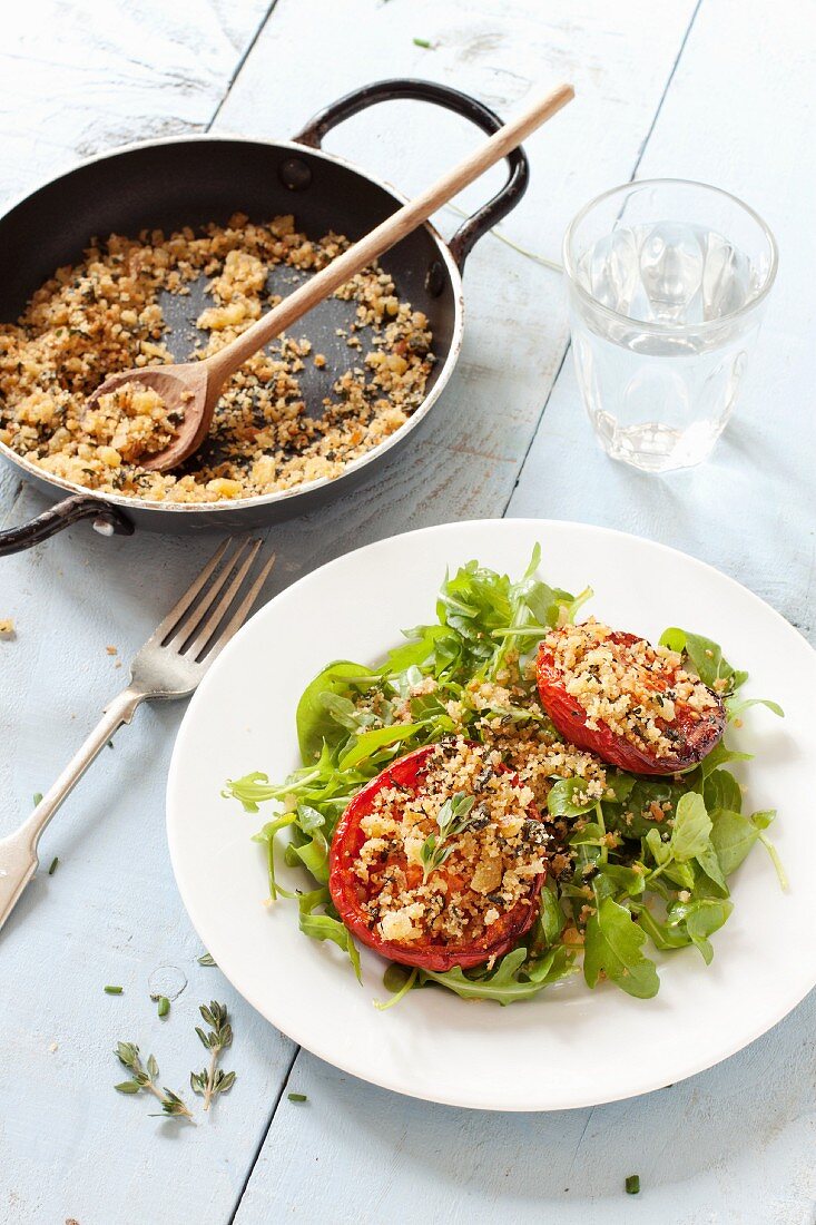 Gebratene Tomaten, garniert mit Kräuterbröseln