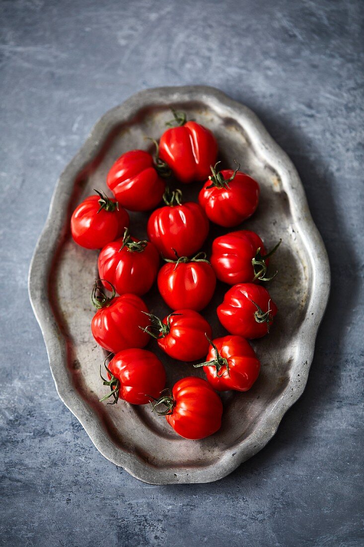 Reife rote Tomaten auf Metallplatte