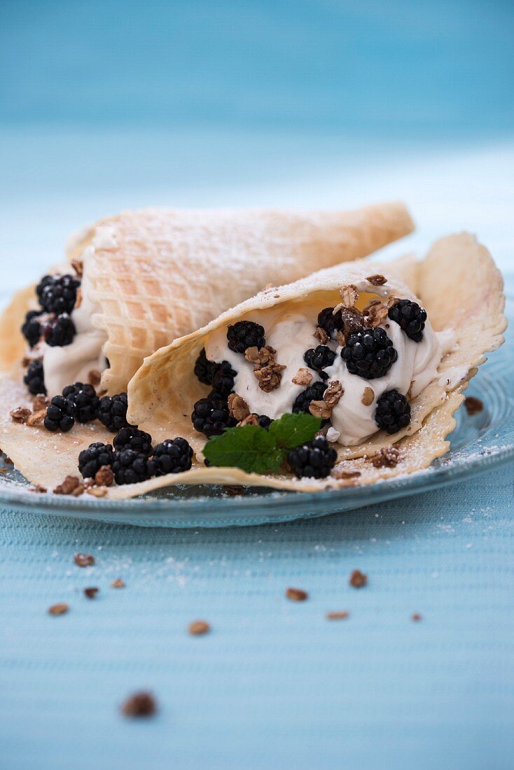 Waffeln mit veganer Vanillecreme, Brombeeren und Knuspermüsli