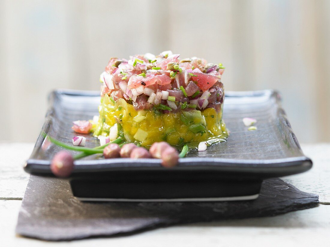 Thunfisch-Tatar mit Mangosalat und Koriander