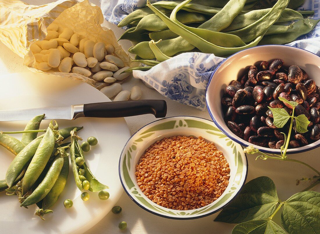 Stillleben mit Hülsenfrüchten : Erbsen, rote Linsen etc.