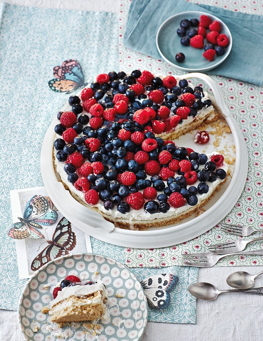 Schichttorte mit Blaubeeren und Himbeeren, laktose- und glutenfrei