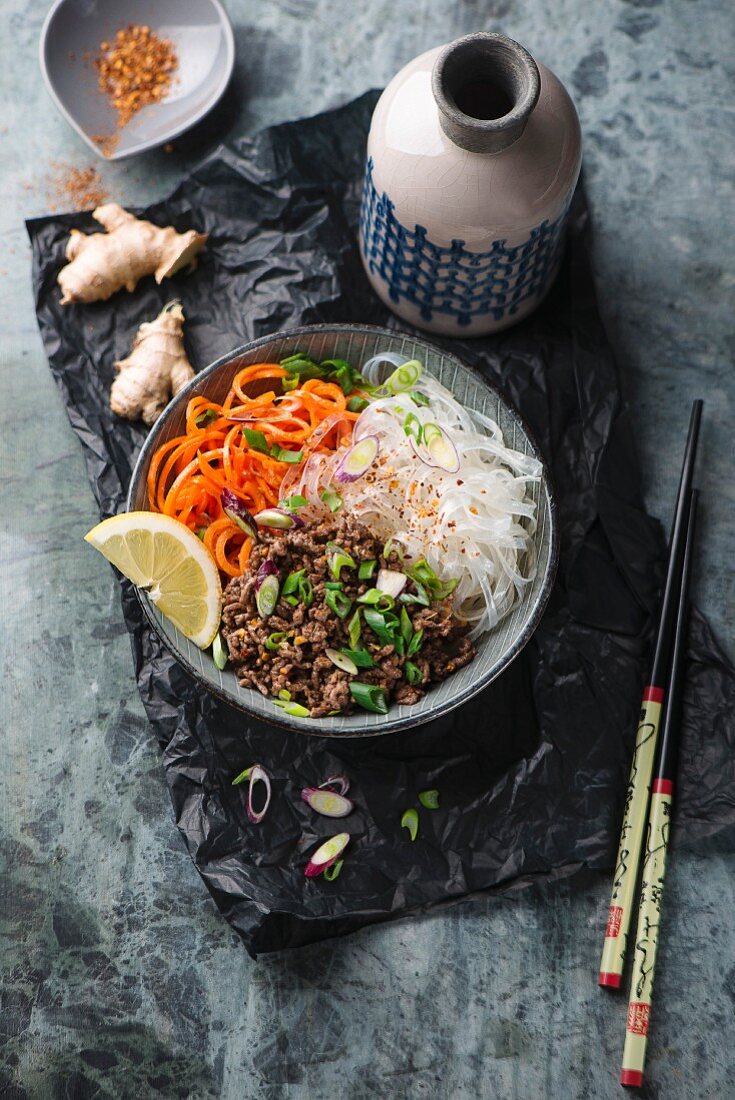 Asiatische Reisnudeln mit Rinderhack und Karottensalat