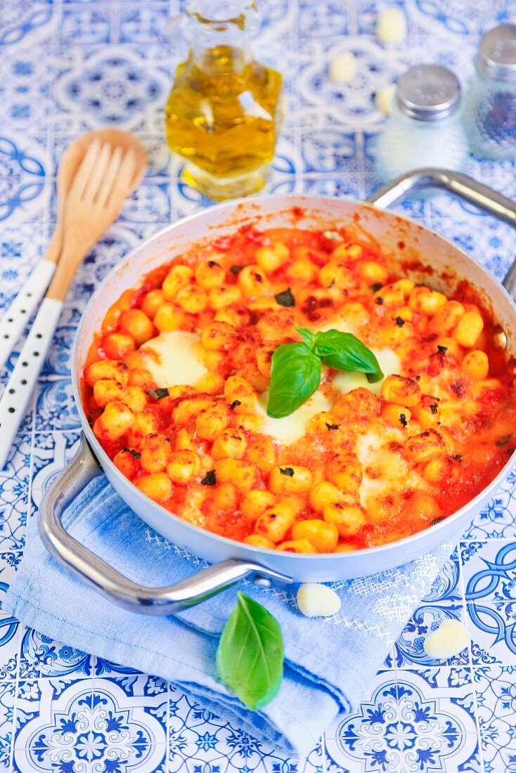 Gnocchi-Gratin mit Mozzarella und Tomatensauce