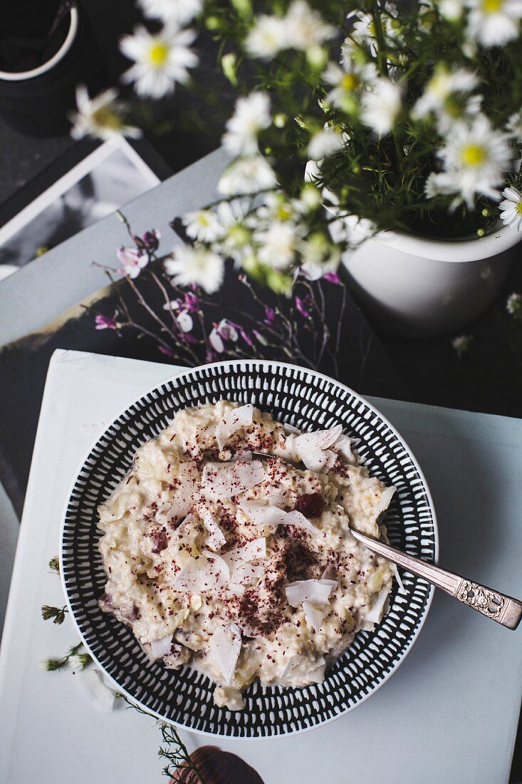 Birchermüsli mit Kokos, Cranberries und Gänseblümchen