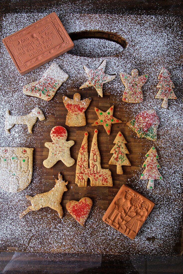 Verschiedene weihnachtliche Lebkuchenplätzchen aus antiken Ausstechförmchen
