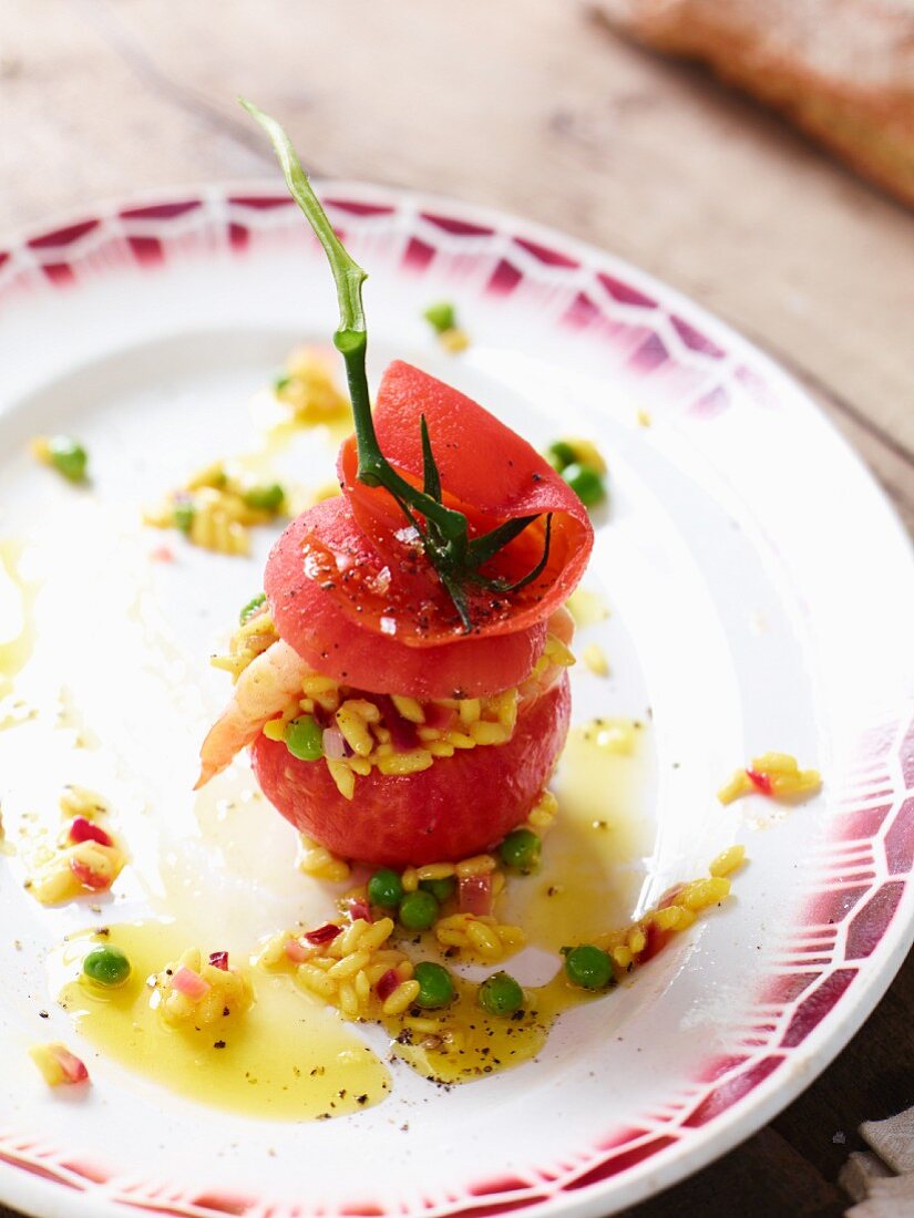 Gefüllte Tomate mit lauwarmem Paellasalat