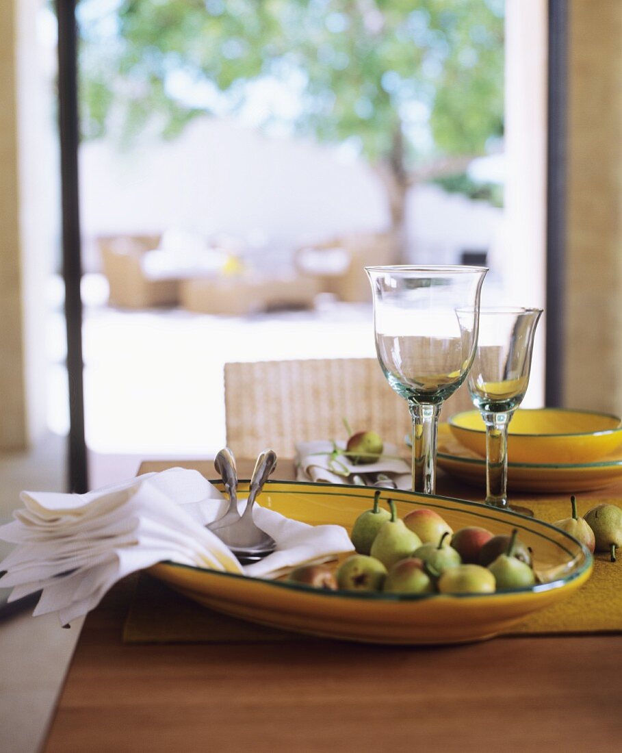 Pears and linen napkins in yellow ceramic bowl