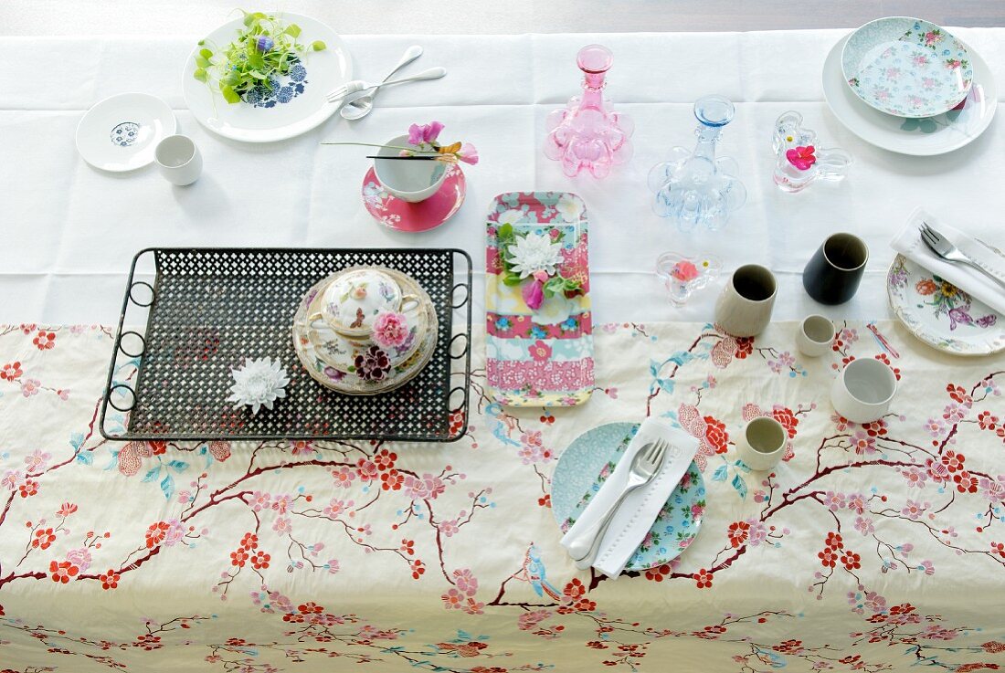 Rokoko-Suppenset, Teller, Schälchen und Glaskaraffen auf sommerlichem Esstisch mit besticktem Blütentuch