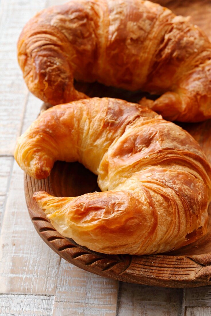 Zwei Croissants in Holzschale