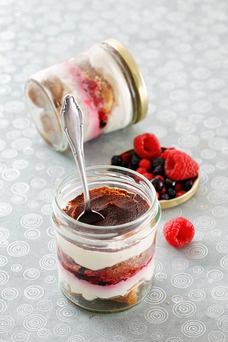 Tiramisu mit Waldfrüchten im Glas