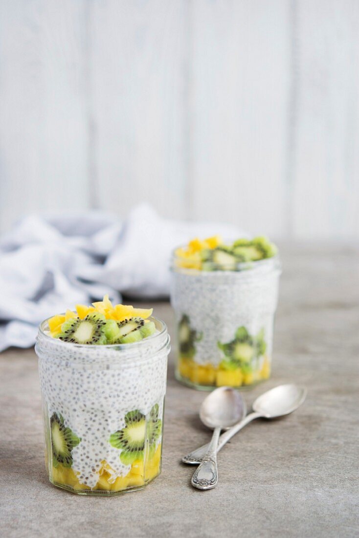 Chiapudding mit Griechischem Joghurt, Kiwi und Mango