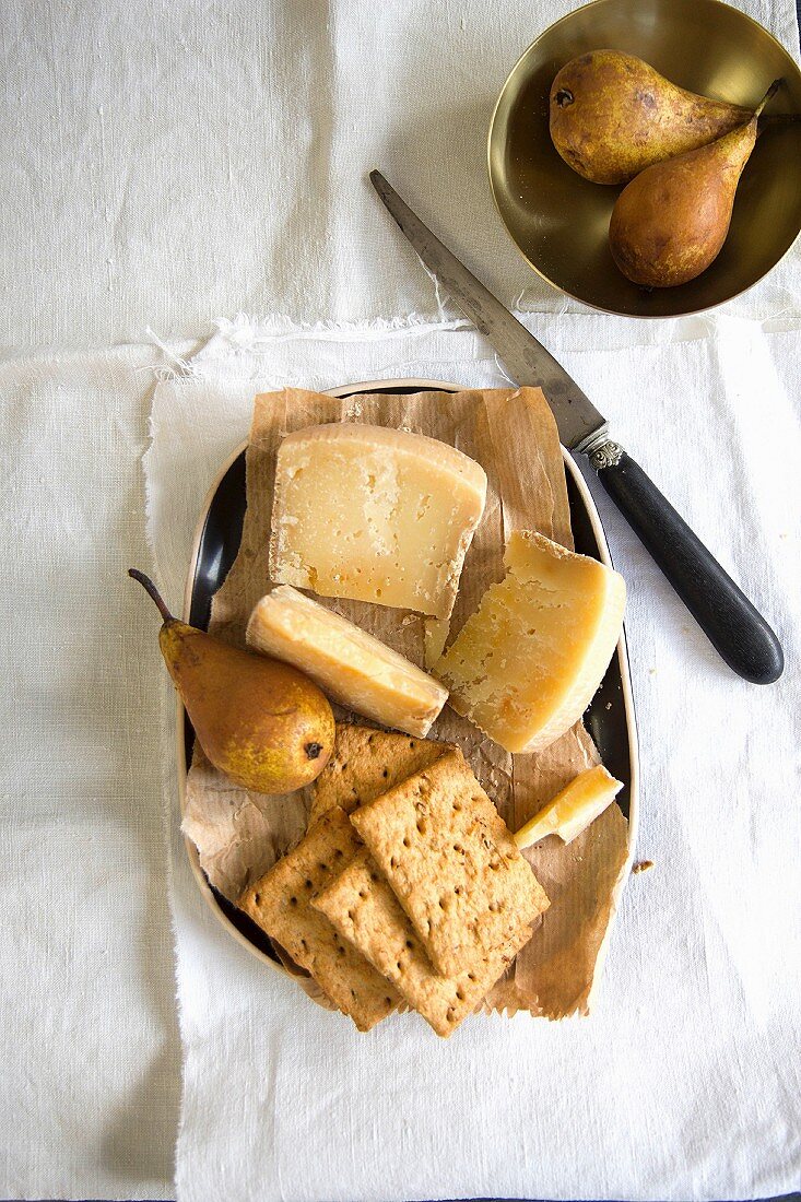 Pecorino cheese with pears and crackers