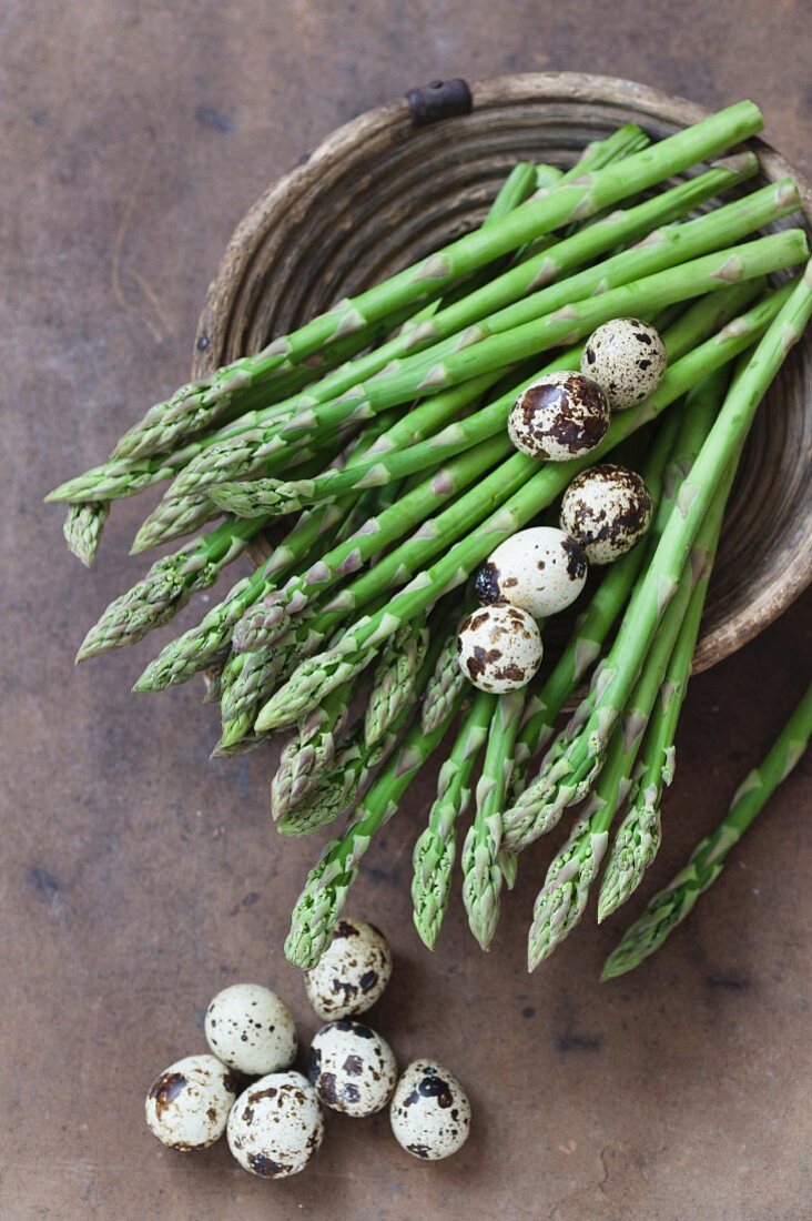 Green asparagus and quail's eggs