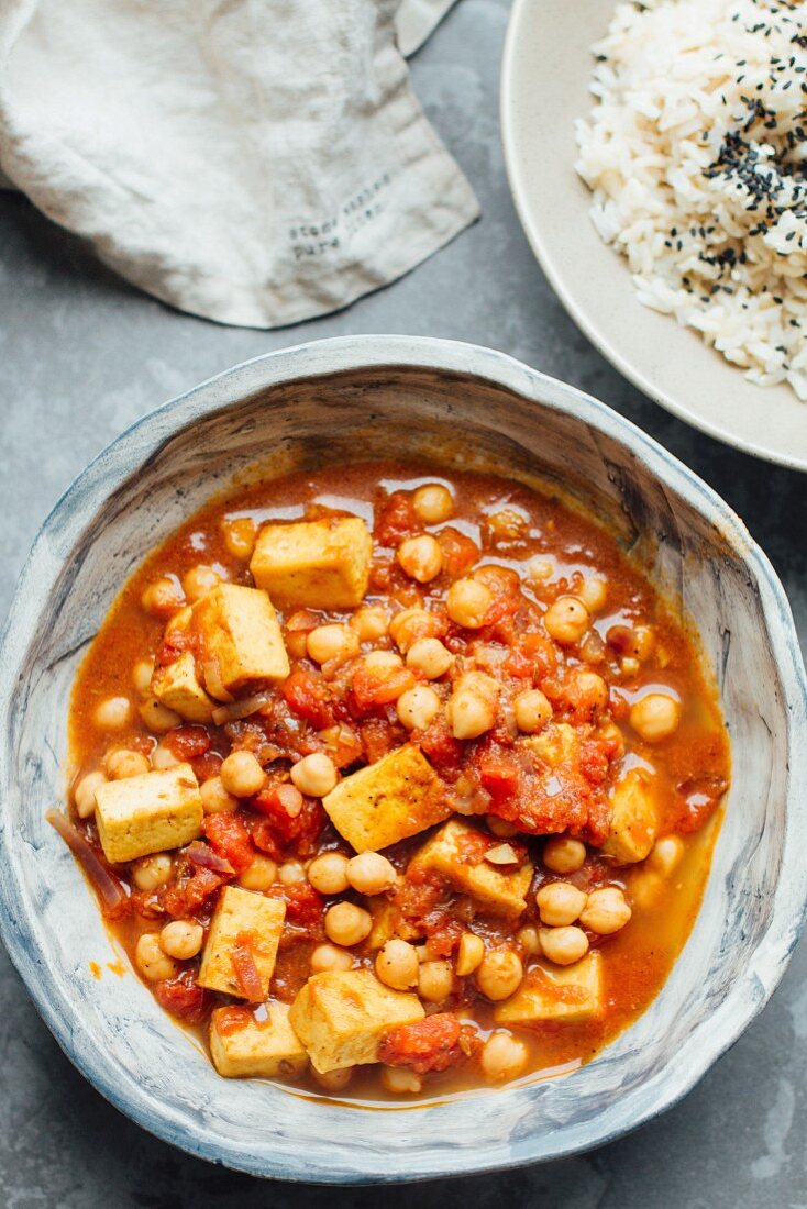 Vegan curry with chickpeas and tofu