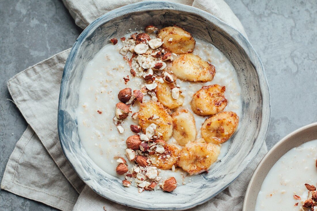 Oat porridge with caramelised bananas and hazelnuts