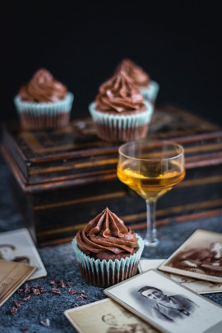 Schokoladencupcakes und Dessertwein