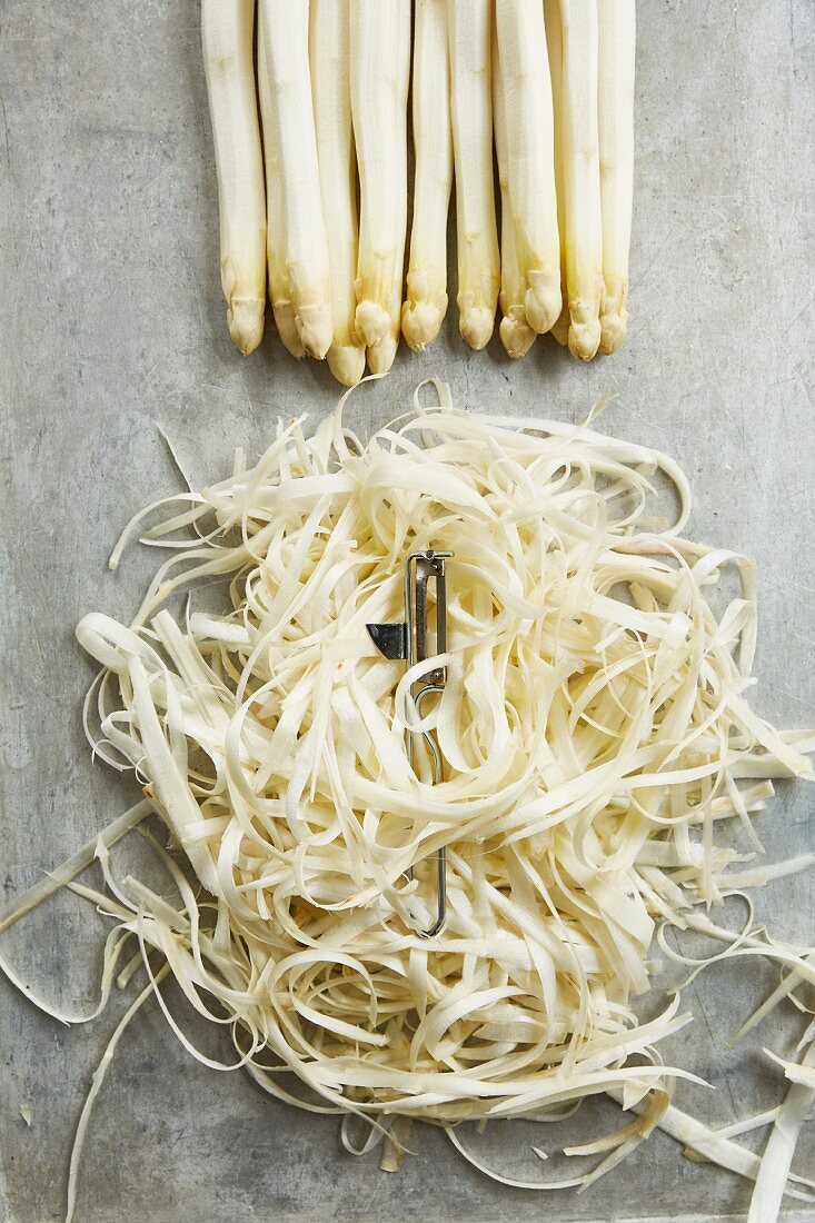 Asparagus peel and freshly peeled asparagus spears (seen from above)