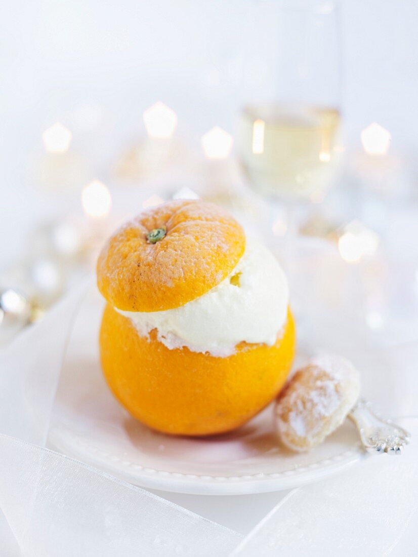 Gefüllte Orange mit Eiscreme zu Weihnachten