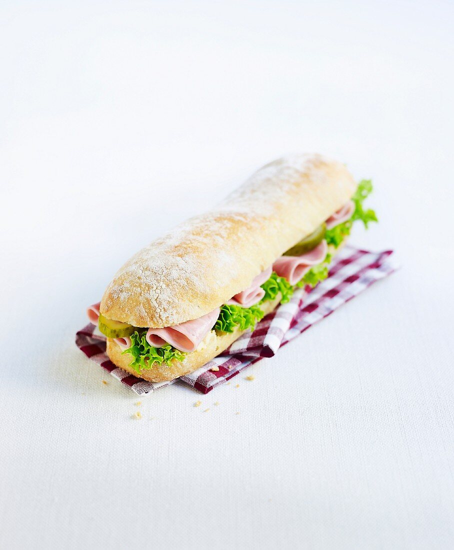 Sandwich mit Schinken, Salat und Essiggurke