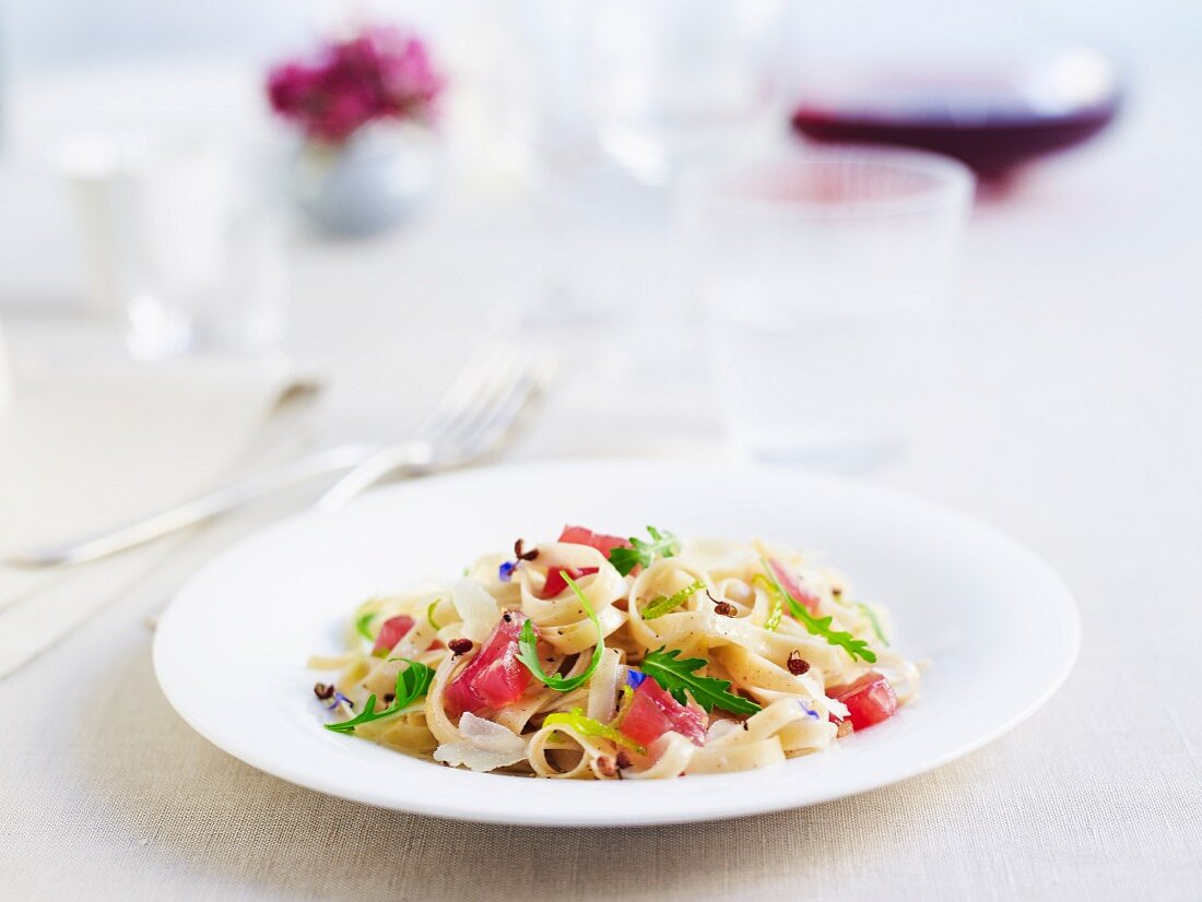 Tagliolini mit rohem Thunfisch, Rucola und Parmesan