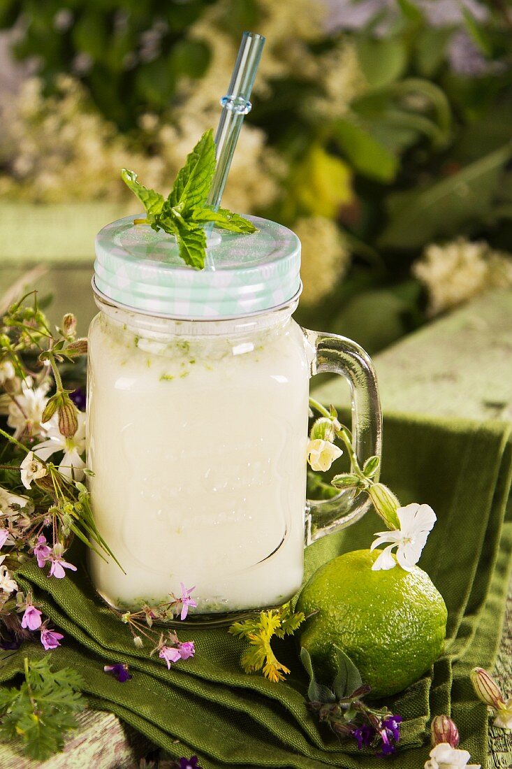 Brasilianische Limonade mit Kondensmilch