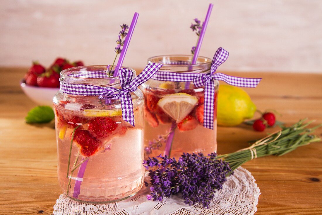 Selbstgemachte Erdbeerlimonade mit Lavendel