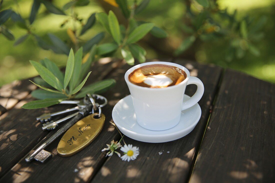 Kaffee auf Gartentisch in der Toskana
