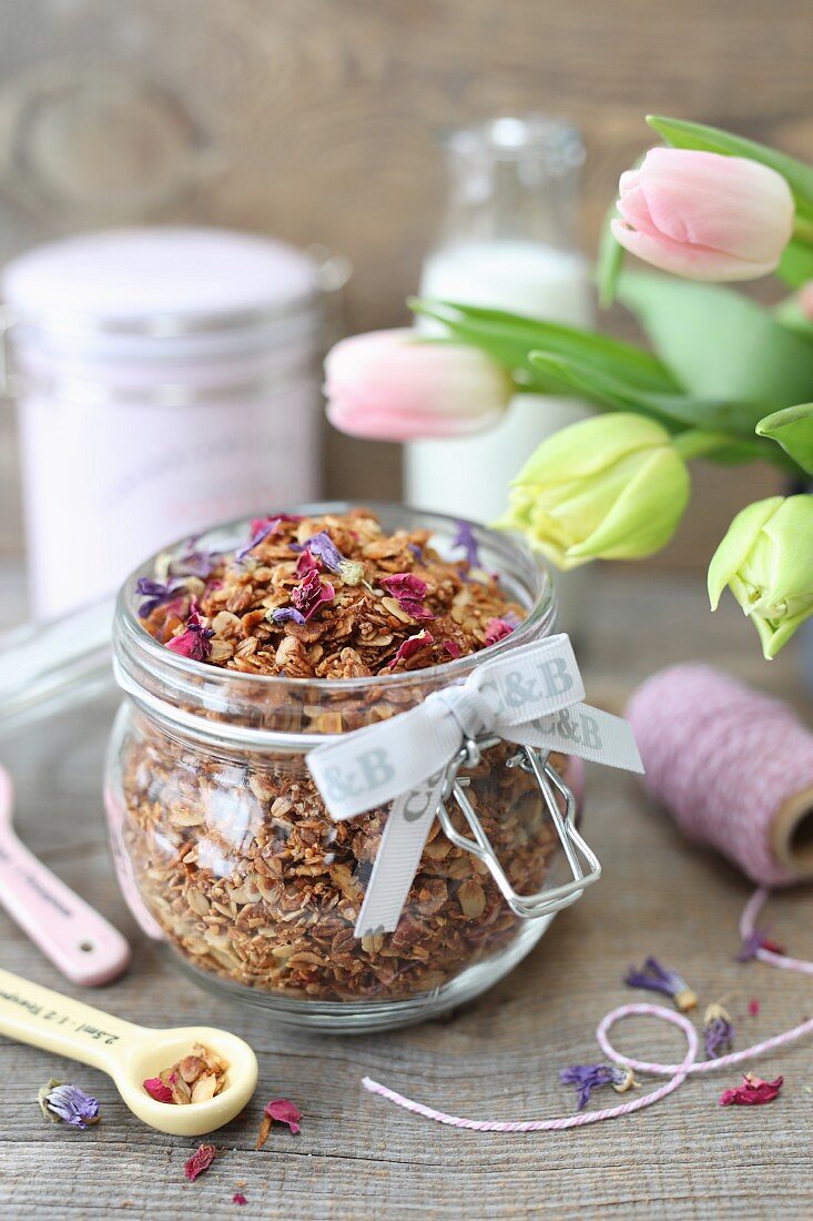 Hausgemachtes Müsli mit Kokos, Sonnenblumen- und Kürbiskernen in einem Glas