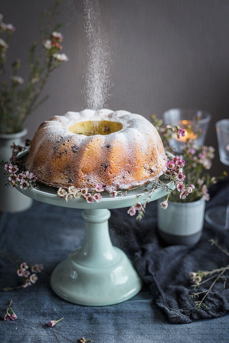 Gugelhupf with icing sugar and flowers