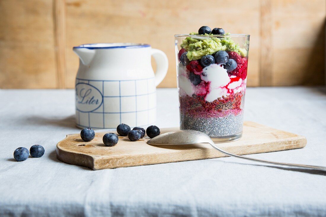 Chiapudding mit Avocado und Beeren