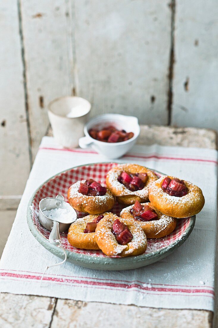 'Bauernkrapfen' doughnuts with rhubarb filling