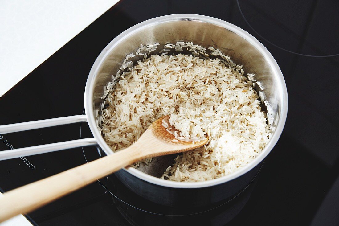 Perfekt gekochter Reis im Topf