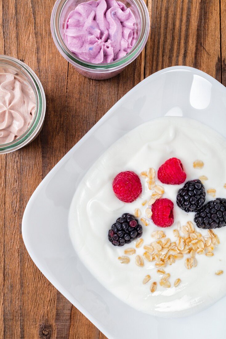 Joghurt mit Haferflocken und frischen Beeren