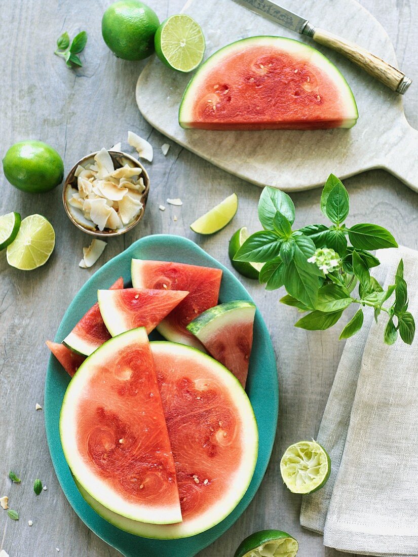 Wassermelone, Basilikum, Limetten und Kokosspäne