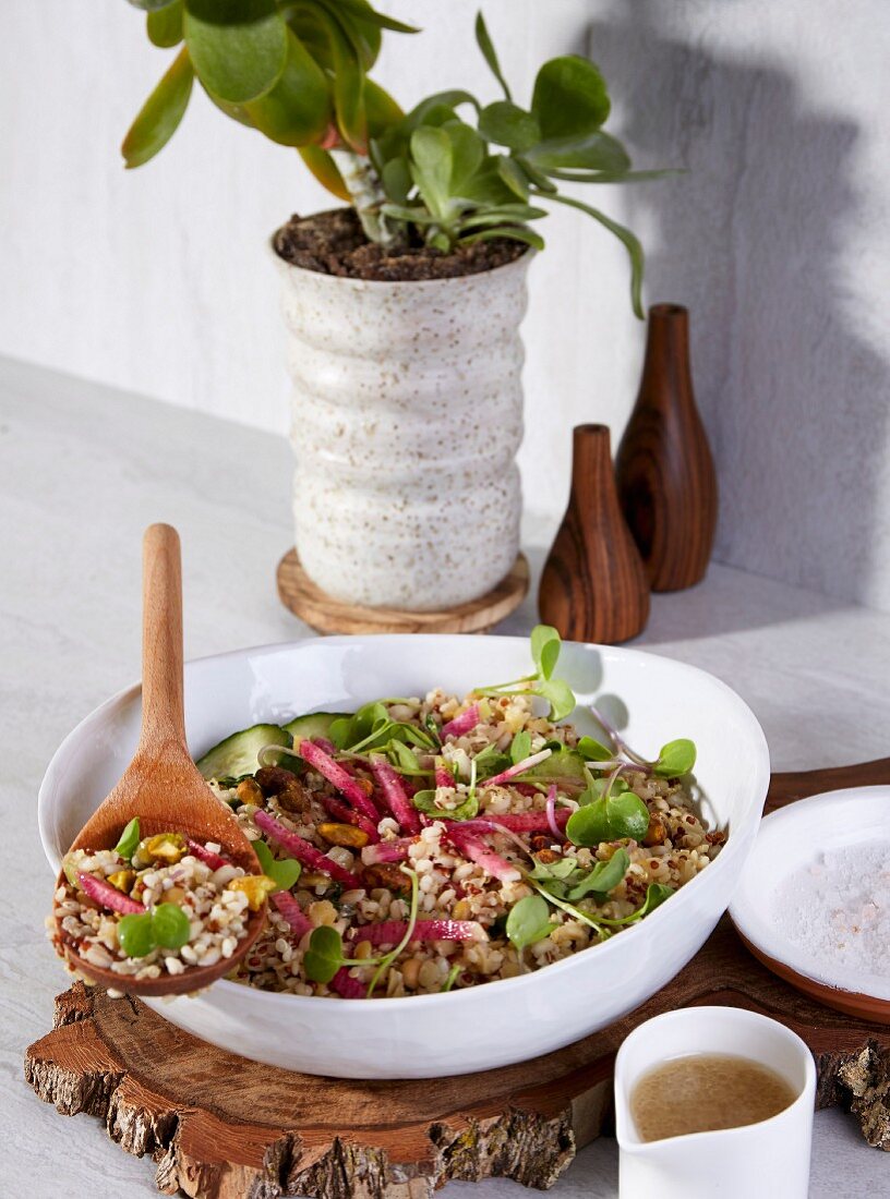 Sorghum-Quinoa-Schale mit Gemüse