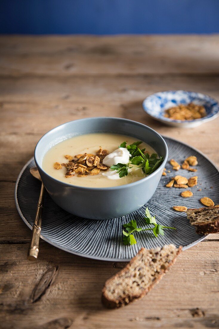 Parsnip soup with curried almonds and sour cream with bread