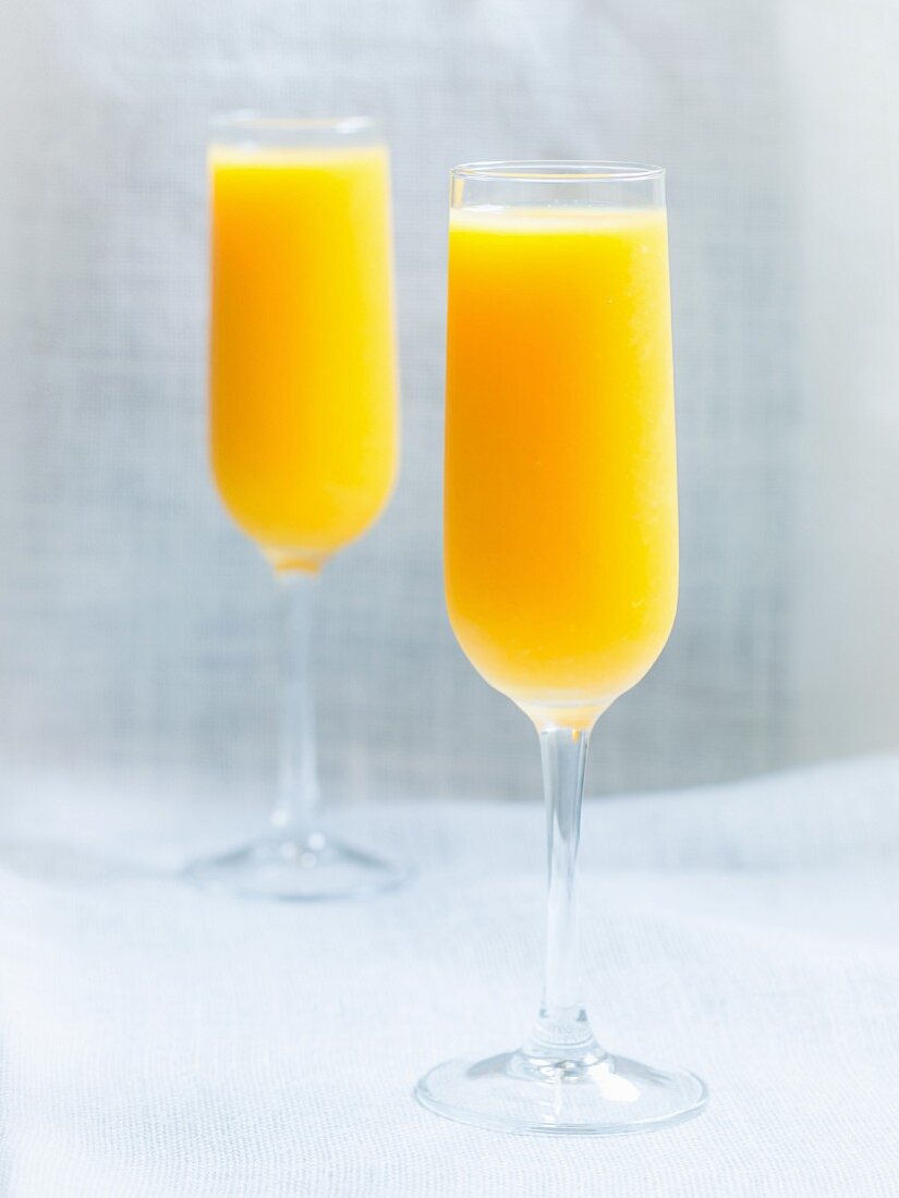 Zwei Gläser frisch gepresster Orangensaft