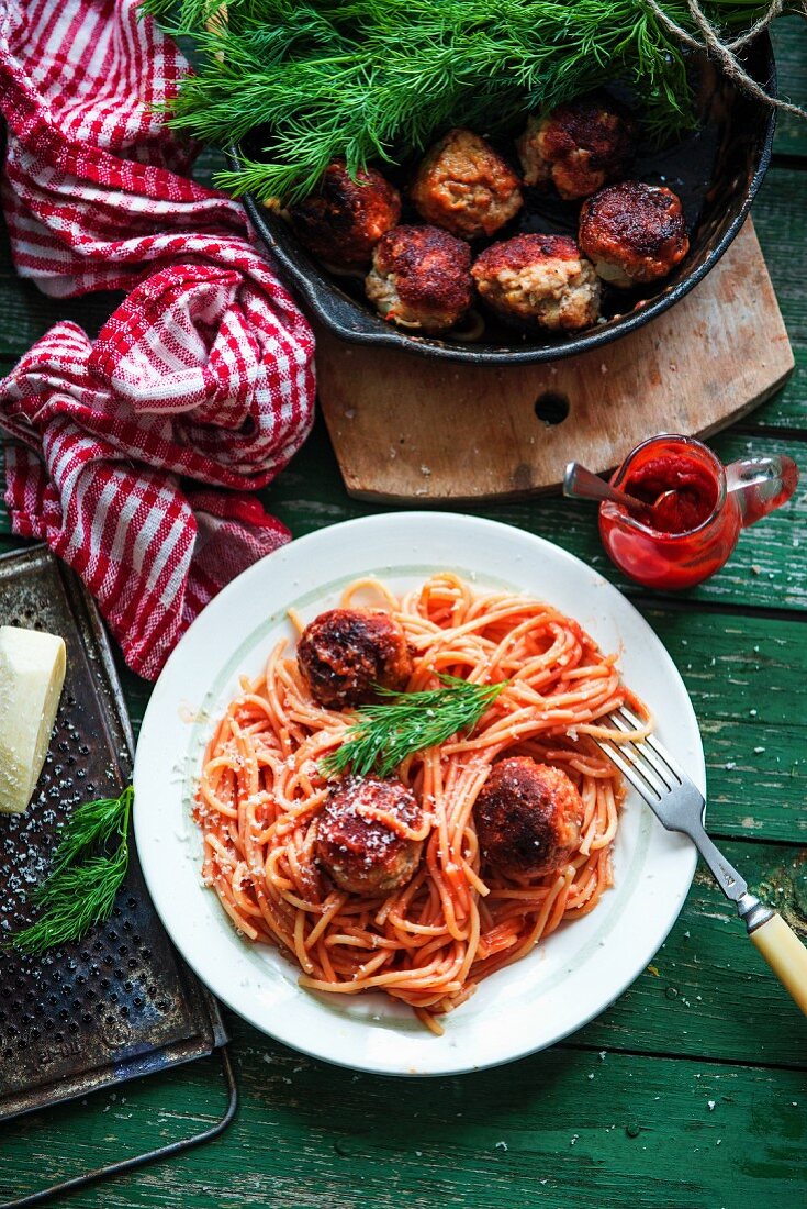 Spaghetti mit Fleischbällchen und Tomatensauce