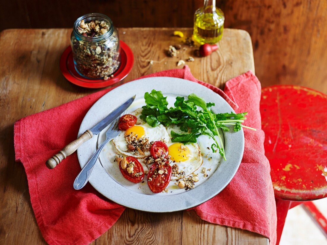 Spiegeleier mit Tomaten und pikanten Cerealien