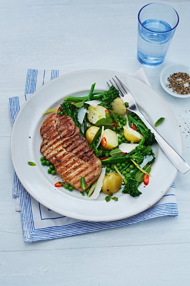 Schweineschnitzel mit warmem Gemüsesalat