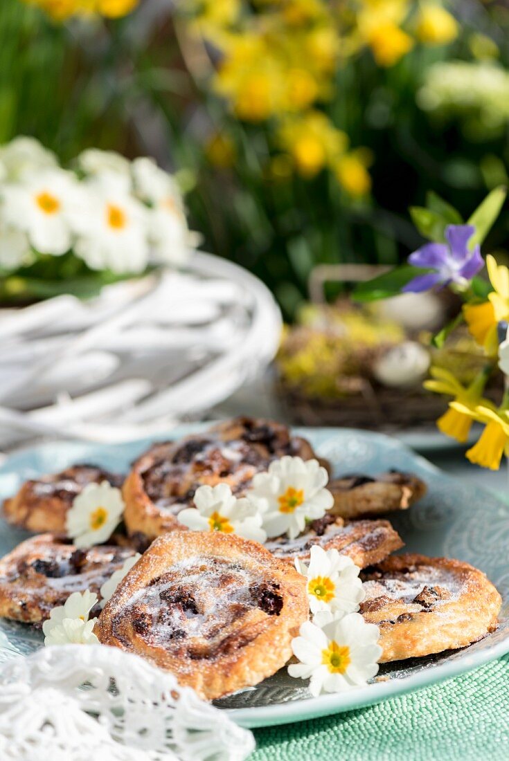 Rosinenschnecken mit kandierten Früchten zu Ostern