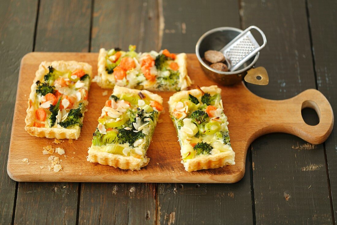 Puff pastry quiche with broccoli, leek and carrot