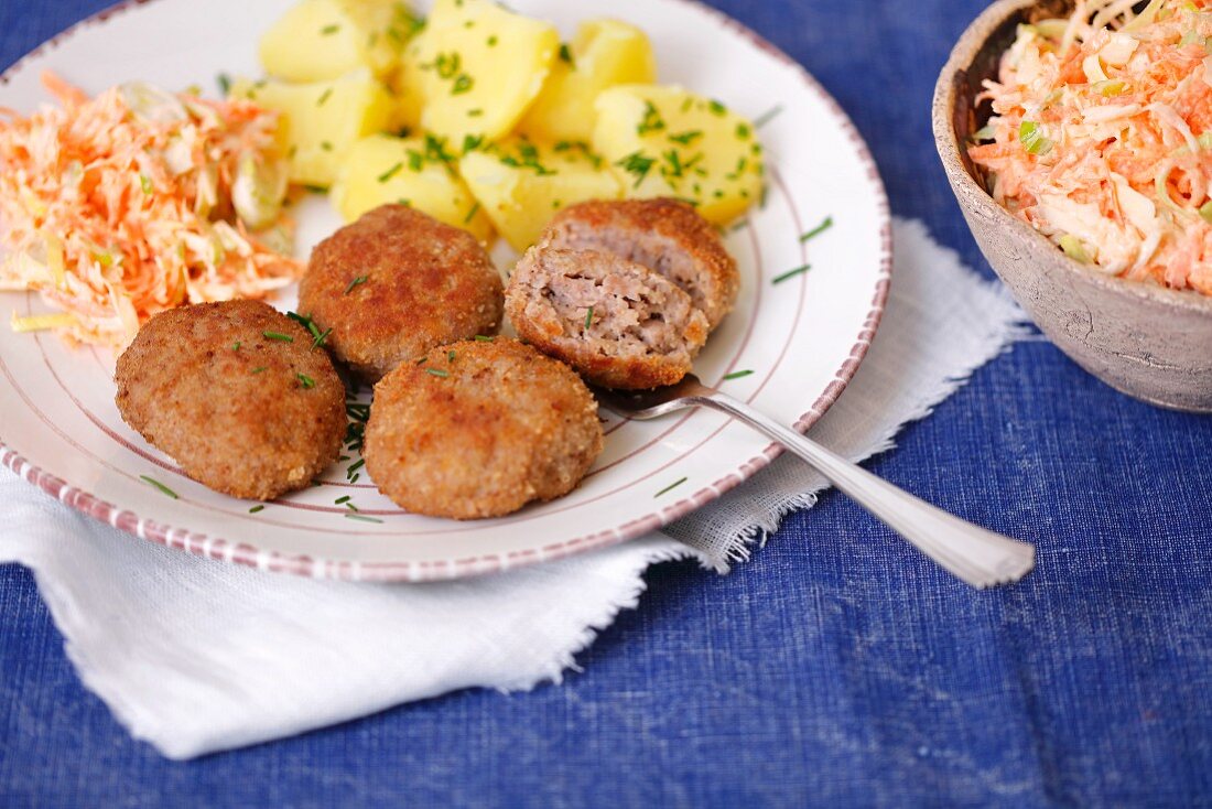 Putenhackbällchen mit Kartoffeln und Karotten-Lauch-Salat