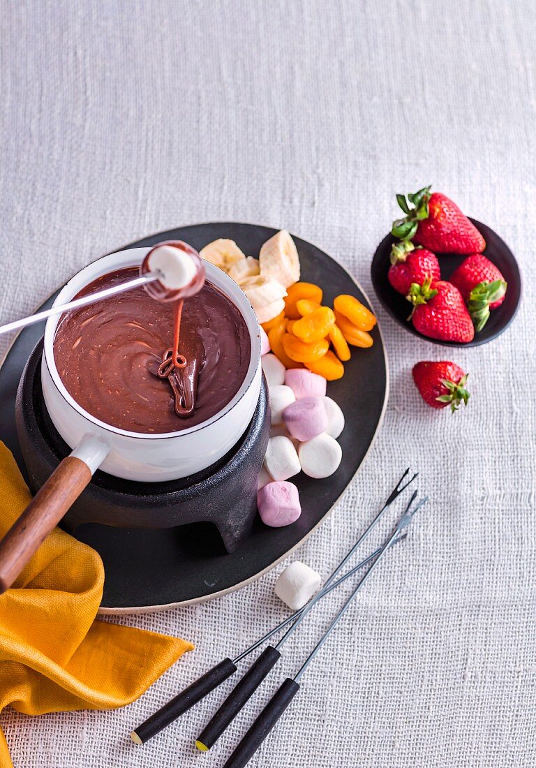 Schokoladenfondue mit Marshmallows und Obst