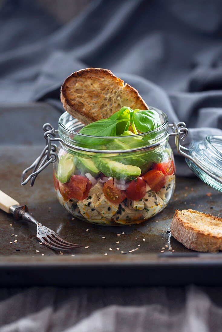 Marinierter Tofu mit Sesam, Tomaten, Schalotten, Avocado und Toast im Glas