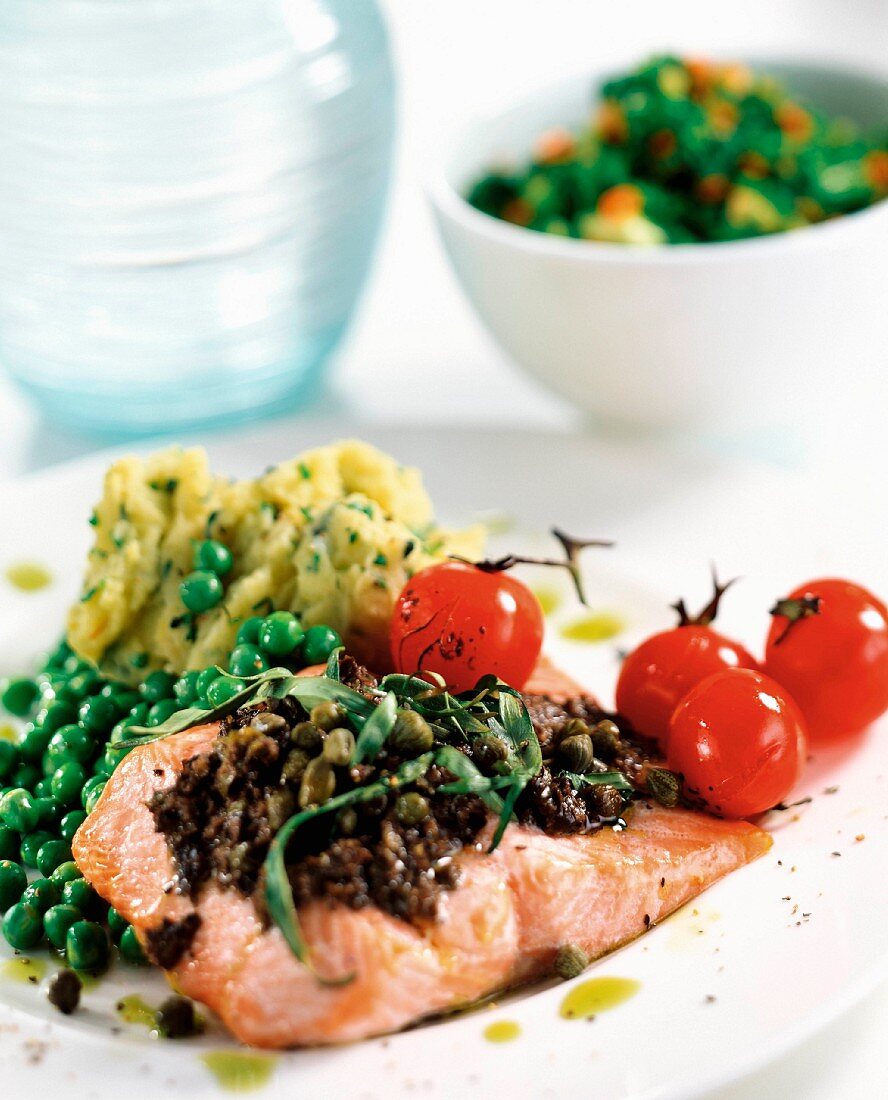 Lachs mit Oliven-Tapenade, Erbsen, Tomaten und Kartoffelpüree