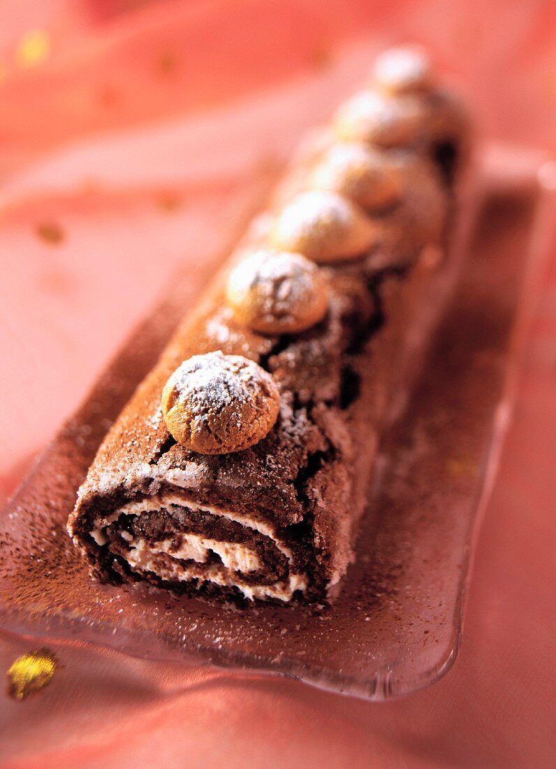 Schokoladen-Biskuitrolle garniert mit Amarettini