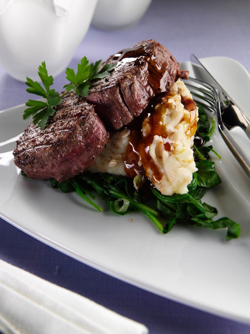 Rinderfiletsteaks mit Mashed Skirlie (Haferpüree, Schottland)