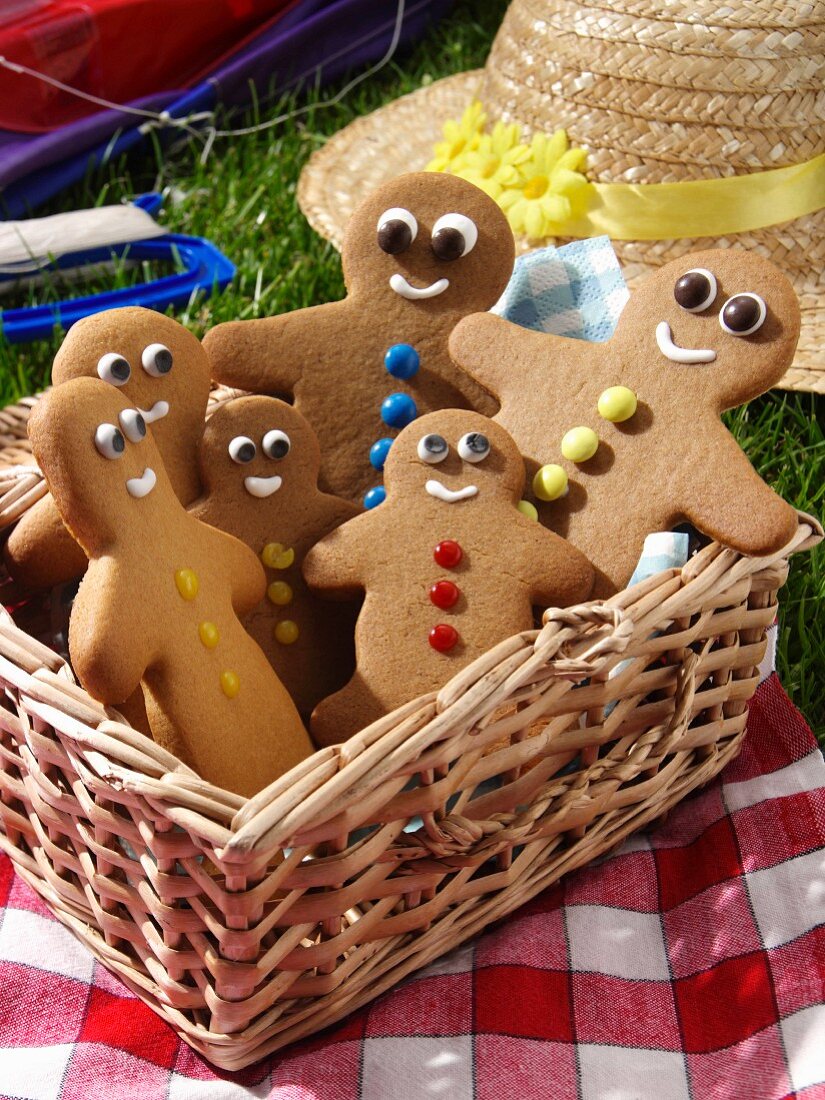 Gingerbread men in a basket at a grassy picnic